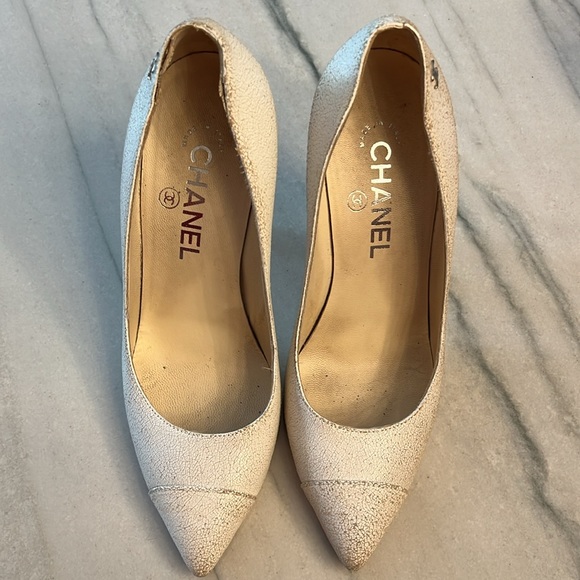 CHANEL 2014 White Crackled Leather CC Logo Pumps Sz 36.5 - Picture 2 of 7